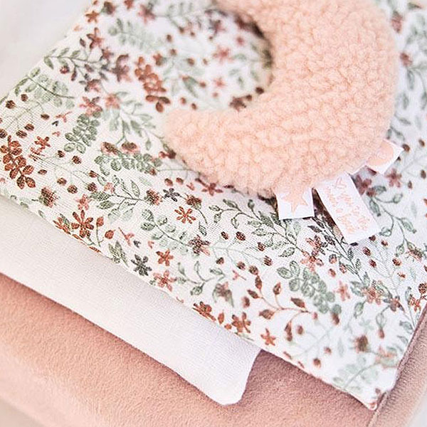 Het roze rammelaartje Moon in de kleur Pale Pink komt uit de collectie van Jollein en is gemaakt van teddy stof. Deze zachte rammelaar is handig oefenmateriaal voor grijpen en vasthouden. Het is niet erg als je kindje het na het grijpen ook weer laat vallen. De zachte rammelaar zal jouw baby niet bezeren.
