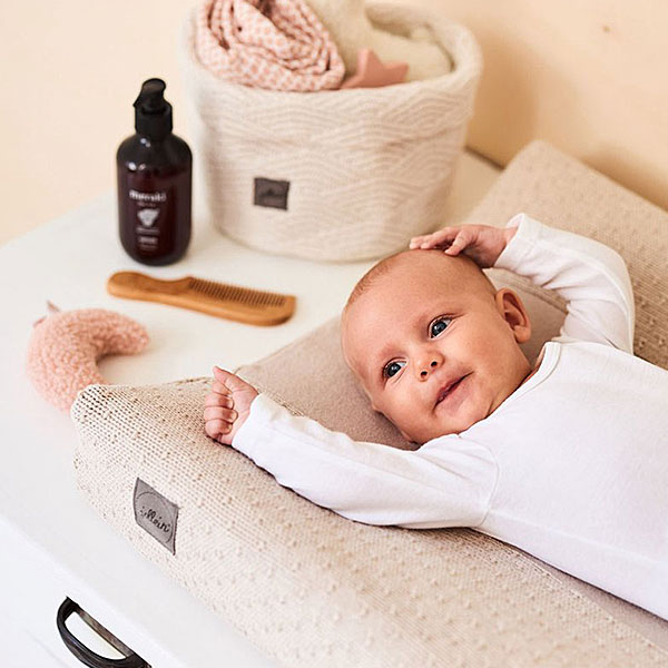Het roze rammelaartje Moon in de kleur Pale Pink komt uit de collectie van Jollein en is gemaakt van teddy stof. Deze zachte rammelaar is handig oefenmateriaal voor grijpen en vasthouden. Het is niet erg als je kindje het na het grijpen ook weer laat vallen. De zachte rammelaar zal jouw baby niet bezeren.