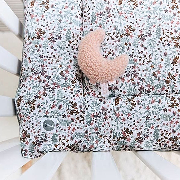 Het roze rammelaartje Moon in de kleur Pale Pink komt uit de collectie van Jollein en is gemaakt van teddy stof. Deze zachte rammelaar is handig oefenmateriaal voor grijpen en vasthouden. Het is niet erg als je kindje het na het grijpen ook weer laat vallen. De zachte rammelaar zal jouw baby niet bezeren.