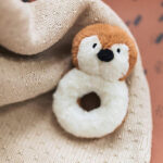 Deze zachte pluche bruin/witte rammelaar in de vorm van een Pinguïn is handig oefenmateriaal voor grijpen en vasthouden. Deze pinguïn komt uit de collectie van Jollein. De pinguïn heeft een soort handig handvat. Het is niet erg als je kindje het na het grijpen ook weer laat vallen. De zachte rammelaar zal jouw baby niet bezeren. De oogjes en neusje zijn op het hoofdje geborduurd.