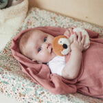 Deze zachte pluche bruin/witte rammelaar in de vorm van een Pinguïn is handig oefenmateriaal voor grijpen en vasthouden. Deze pinguïn komt uit de collectie van Jollein. De pinguïn heeft een soort handig handvat. Het is niet erg als je kindje het na het grijpen ook weer laat vallen. De zachte rammelaar zal jouw baby niet bezeren. De oogjes en neusje zijn op het hoofdje geborduurd.