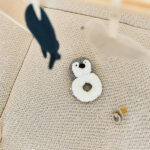 Deze zachte pluche grijs/witte rammelaar in de vorm van een Pinguïn is handig oefenmateriaal voor grijpen en vasthouden. Deze pinguïn komt uit de collectie van Jollein. De pinguïn heeft een soort handig handvat. Het is niet erg als je kindje het na het grijpen ook weer laat vallen. De zachte rammelaar zal jouw baby niet bezeren. De oogjes en neusje zijn op het hoofdje geborduurd. 