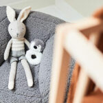 Deze zachte pluche grijs/witte rammelaar in de vorm van een Pinguïn is handig oefenmateriaal voor grijpen en vasthouden. Deze pinguïn komt uit de collectie van Jollein. De pinguïn heeft een soort handig handvat. Het is niet erg als je kindje het na het grijpen ook weer laat vallen. De zachte rammelaar zal jouw baby niet bezeren. De oogjes en neusje zijn op het hoofdje geborduurd. 