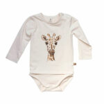 Deze unieke romper/shirt met lange mouw komt uit de collectie van MijsXMerlijn. Het is eigenlijk een mouwloze romper met daaraan vast een shirt met lange mouwen. De combinatie is off-white van kleur met een print van een giraffe hoofs. Er zit een drukker sluiting op de linkerschouder en tussen de beentjes.