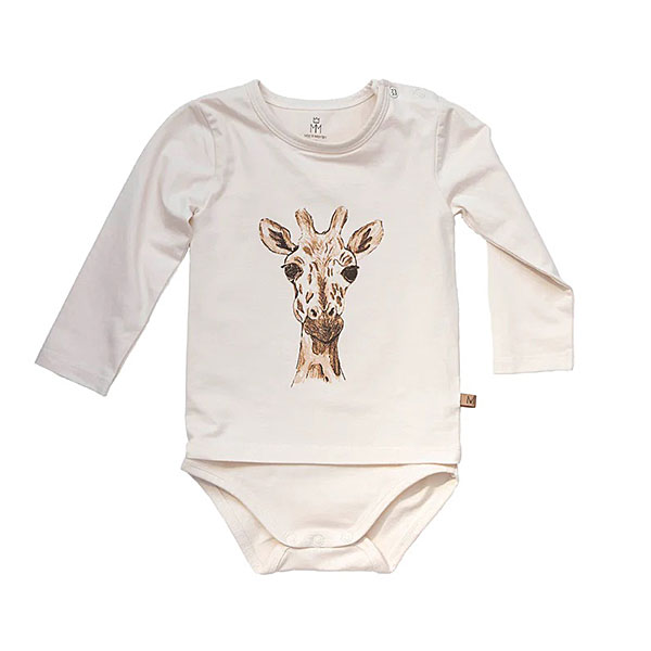 Deze unieke romper/shirt met lange mouw komt uit de collectie van MijsXMerlijn. Het is eigenlijk een mouwloze romper met daaraan vast een shirt met lange mouwen. De combinatie is off-white van kleur met een print van een giraffe hoofs. Er zit een drukker sluiting op de linkerschouder en tussen de beentjes.