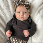 Dit mooie zwarte shirt lange mouw met Ruffles komt uit de collectie Rosie van May Mays. Het shirtje heeft lange mouwen en op de schouders is een ruffle rand gemaakt. In dit shirtje zal jouw kleintje zeker schitteren. De boordjes zijn gemaakt van dezelfde stof. Op de achterzijde zitten 3 drukkertjes. 