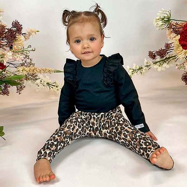 Dit mooie zwarte shirt lange mouw met Ruffles komt uit de collectie Rosie van May Mays. Het shirtje heeft lange mouwen en op de schouders is een ruffle rand gemaakt. In dit shirtje zal jouw kleintje zeker schitteren. De boordjes zijn gemaakt van dezelfde stof. Op de achterzijde zitten 3 drukkertjes.