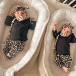 Dit mooie zwarte shirt lange mouw met Ruffles komt uit de collectie Rosie van May Mays. Het shirtje heeft lange mouwen en op de schouders is een ruffle rand gemaakt. In dit shirtje zal jouw kleintje zeker schitteren. De boordjes zijn gemaakt van dezelfde stof. Op de achterzijde zitten 3 drukkertjes. 