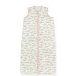 Dit schattige slaapzakje met een overall print van Walvissen komt uit de collectie Whales van Jollein. Het slaapzakje is gemaakt van hydrofiel katoen met een roze print. De biezen zijn ook in de kleur roze. Door de lage TOG waarde is hij perfect voor gebruik in de zomer, of juist in de winter in combinatie met een dekentje.