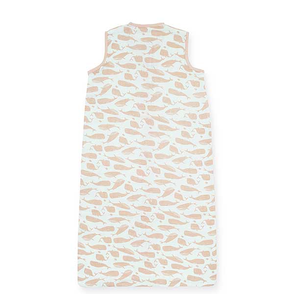 Dit schattige slaapzakje met een overall print van Walvissen komt uit de collectie Whales van Jollein. Het slaapzakje is gemaakt van hydrofiel katoen met een roze print. De biezen zijn ook in de kleur roze. Door de lage TOG waarde is hij perfect voor gebruik in de zomer, of juist in de winter in combinatie met een dekentje.