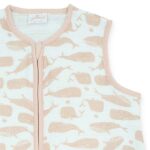 Dit schattige slaapzakje met een overall print van Walvissen komt uit de collectie Whales van Jollein. Het slaapzakje is gemaakt van hydrofiel katoen met een roze print. De biezen zijn ook in de kleur roze. Door de lage TOG waarde is hij perfect voor gebruik in de zomer, of juist in de winter in combinatie met een dekentje.