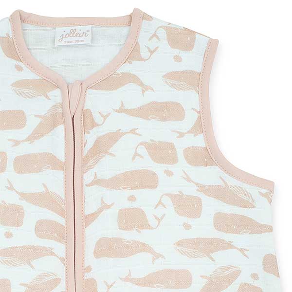 Dit schattige slaapzakje met een overall print van Walvissen komt uit de collectie Whales van Jollein. Het slaapzakje is gemaakt van hydrofiel katoen met een roze print. De biezen zijn ook in de kleur roze. Door de lage TOG waarde is hij perfect voor gebruik in de zomer, of juist in de winter in combinatie met een dekentje.
