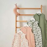 Dit schattige slaapzakje met een overall print van Walvissen komt uit de collectie Whales van Jollein. Het slaapzakje is gemaakt van hydrofiel katoen met een groene print. De biezen zijn ook in de kleur groen. Door de lage TOG waarde is hij perfect voor gebruik in de zomer, of juist in de winter in combinatie met een dekentje.