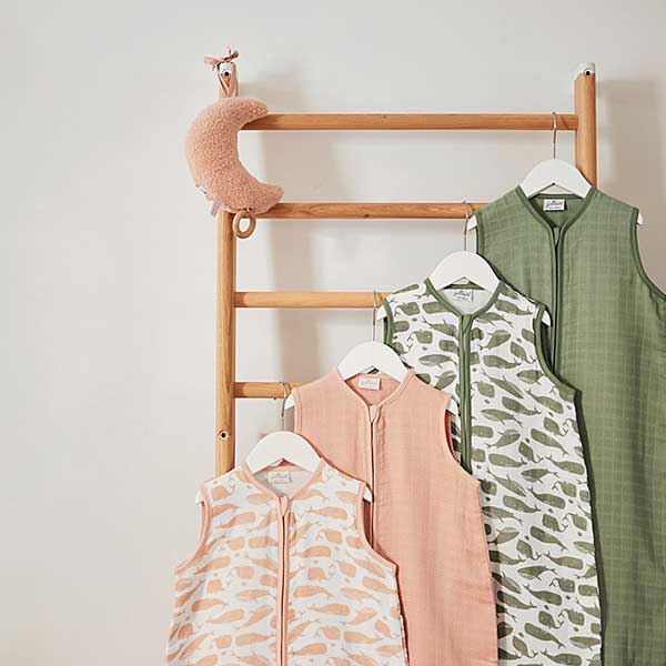 Dit schattige slaapzakje met een overall print van Walvissen komt uit de collectie Whales van Jollein. Het slaapzakje is gemaakt van hydrofiel katoen met een groene print. De biezen zijn ook in de kleur groen. Door de lage TOG waarde is hij perfect voor gebruik in de zomer, of juist in de winter in combinatie met een dekentje.