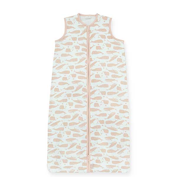 Dit schattige slaapzakje met een overall print van Walvissen komt uit de collectie Whales van Jollein. Het slaapzakje is gemaakt van hydrofiel katoen met een roze print. De biezen zijn ook in de kleur roze. Door de lage TOG waarde is hij perfect voor gebruik in de zomer, of juist in de winter in combinatie met een dekentje.