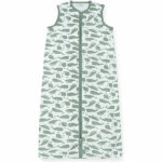 Dit schattige slaapzakje met een overall print van Walvissen komt uit de collectie Whales van Jollein. Het slaapzakje is gemaakt van hydrofiel katoen met een groene print. De biezen zijn ook in de kleur groen.  Door de lage TOG waarde is hij perfect voor gebruik in de zomer, of juist in de winter in combinatie met een dekentje.