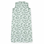 Dit schattige slaapzakje met een overall print van Walvissen komt uit de collectie Whales van Jollein. Het slaapzakje is gemaakt van hydrofiel katoen met een groene print. De biezen zijn ook in de kleur groen.  Door de lage TOG waarde is hij perfect voor gebruik in de zomer, of juist in de winter in combinatie met een dekentje.
