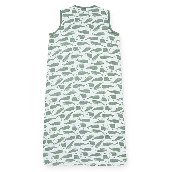 Dit schattige slaapzakje met een overall print van Walvissen komt uit de collectie Whales van Jollein. Het slaapzakje is gemaakt van hydrofiel katoen met een groene print. De biezen zijn ook in de kleur groen. Door de lage TOG waarde is hij perfect voor gebruik in de zomer, of juist in de winter in combinatie met een dekentje.
