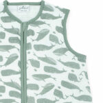 Dit schattige slaapzakje met een overall print van Walvissen komt uit de collectie Whales van Jollein. Het slaapzakje is gemaakt van hydrofiel katoen met een groene print. De biezen zijn ook in de kleur groen.  Door de lage TOG waarde is hij perfect voor gebruik in de zomer, of juist in de winter in combinatie met een dekentje.