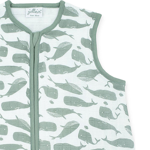 Dit schattige slaapzakje met een overall print van Walvissen komt uit de collectie Whales van Jollein. Het slaapzakje is gemaakt van hydrofiel katoen met een groene print. De biezen zijn ook in de kleur groen. Door de lage TOG waarde is hij perfect voor gebruik in de zomer, of juist in de winter in combinatie met een dekentje.