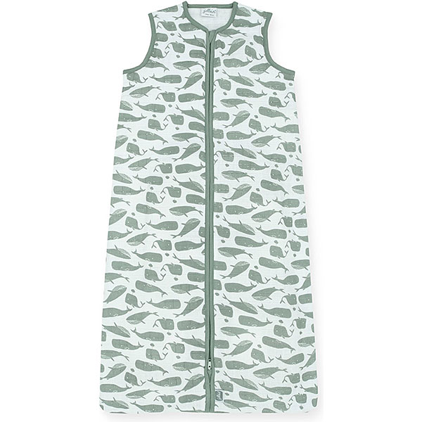 Dit schattige slaapzakje met een overall print van Walvissen komt uit de collectie Whales van Jollein. Het slaapzakje is gemaakt van hydrofiel katoen met een groene print. De biezen zijn ook in de kleur groen. Door de lage TOG waarde is hij perfect voor gebruik in de zomer, of juist in de winter in combinatie met een dekentje.