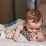 Handige en leuke bandana slabben van Jollein gemaakt van zachte hydrofiel stof. Deze slabben zijn voor zien van een leuke bloemenprint. De slabben zijn voorzien van 2 drukknoopjes zodat ze verstelbaar zijn in maat. Een bandana slab beschermt de kleertjes van je kindje tegen kwijlen gedurende de dag.