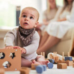 Handige en leuke bandana slabben van Jollein gemaakt van zachte hydrofiel stof. Deze slabben zijn voor zien van een leuke bloemenprint. De slabben zijn voorzien van 2 drukknoopjes zodat ze verstelbaar zijn in maat. Een bandana slab beschermt de kleertjes van je kindje tegen kwijlen gedurende de dag.