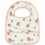Laat jouw kleintje lekker kliederen en ontdekken aan tafel. Met deze slabben van Peach uit de collectie van Jollein bescherm je het leuke outfitje van jouw kleintje. De slabben zijn per 2 verpakt en hebben op de voorzijde een overall perzikenprint. De slabben zijn afgezet met een roze bies.