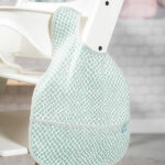 Laat jouw kleintje lekker kliederen en ontdekken aan tafel. Met deze slabben van Snake Ash Green uit de collectie van Jollein bescherm je het leuke outfitje van jouw kleintje. De slabben zijn per 2 verpakt en hebben op de voorzijde een groene slangenprint. De slabben zijn afgezet met een groene bies.