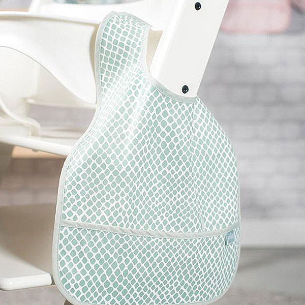 Laat jouw kleintje lekker kliederen en ontdekken aan tafel. Met deze slabben van Snake Ash Green uit de collectie van Jollein bescherm je het leuke outfitje van jouw kleintje. De slabben zijn per 2 verpakt en hebben op de voorzijde een groene slangenprint. De slabben zijn afgezet met een groene bies.