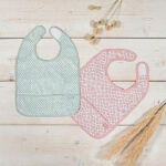 Laat jouw kleintje lekker kliederen en ontdekken aan tafel. Met deze slabben van Snake Pale Pink uit de collectie van Jollein bescherm je het leuke outfitje van jouw kleintje. De slabben zijn per 2 verpakt en hebben op de voorzijde een roze slangenprint. De slabben zijn afgezet met een roze bies.