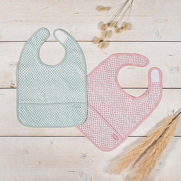 Laat jouw kleintje lekker kliederen en ontdekken aan tafel. Met deze slabben van Snake Pale Pink uit de collectie van Jollein bescherm je het leuke outfitje van jouw kleintje. De slabben zijn per 2 verpakt en hebben op de voorzijde een roze slangenprint. De slabben zijn afgezet met een roze bies.