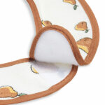 Laat jouw kleintje lekker kliederen en ontdekken aan tafel. Met deze slabben van Pear uit de collectie van Jollein bescherm je het leuke outfitje van jouw kleintje. De slabben zijn per 2 verpakt en hebben op de voorzijde een overall perenprint. De slabben zijn afgezet met een lichtbruine bies.