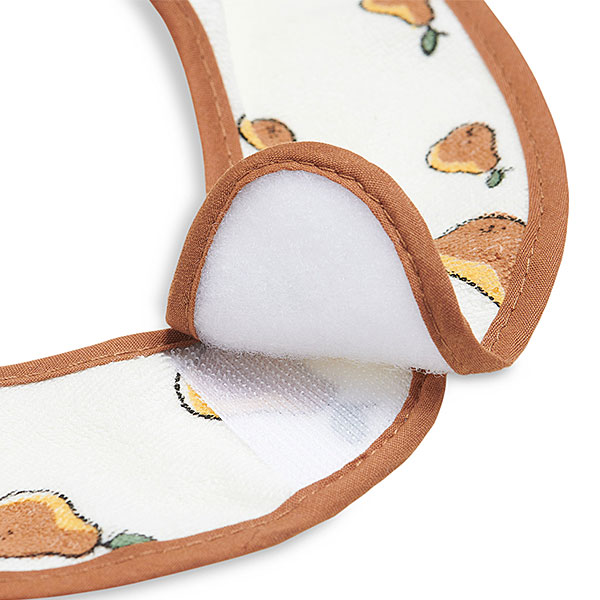 Laat jouw kleintje lekker kliederen en ontdekken aan tafel. Met deze slabben van Pear uit de collectie van Jollein bescherm je het leuke outfitje van jouw kleintje. De slabben zijn per 2 verpakt en hebben op de voorzijde een overall perenprint. De slabben zijn afgezet met een lichtbruine bies.