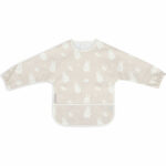 Hier vindt je de leuke slab met mouwen van Nijntje (Miffy) & Snuffy uit de collectie van Jollein. De slab heeft een beige achtergrond met daarop de afbeelding van Nijntje en vriendjes in de kleur crème. De slab is waterproof, heeft lange mouwen en een handige klittenbandsluiting in het nekje. Hierdoor is niet alleen geschikt om te gebruiken tijdens het eten maar tijdens het knutselen en verven.