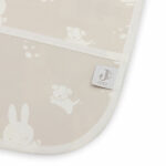 Hier vindt je de leuke slab met mouwen van Nijntje (Miffy) & Snuffy uit de collectie van Jollein. De slab heeft een beige achtergrond met daarop de afbeelding van Nijntje en vriendjes in de kleur crème. De slab is waterproof, heeft lange mouwen en een handige klittenbandsluiting in het nekje. Hierdoor is niet alleen geschikt om te gebruiken tijdens het eten maar tijdens het knutselen en verven.