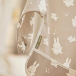 Hier vindt je de leuke slab met mouwen van Nijntje (Miffy) & Snuffy uit de collectie van Jollein. De slab heeft een olijfgroene achtergrond met daarop de afbeelding van Nijntje en vriendjes in de kleur crème. De slab is waterproof, heeft lange mouwen en een handige klittenbandsluiting in het nekje. Hierdoor is niet alleen geschikt om te gebruiken tijdens het eten maar tijdens het knutselen en verven.