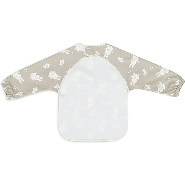 Hier vindt je de leuke slab met mouwen van Nijntje (Miffy) & Snuffy uit de collectie van Jollein. De slab heeft een olijfgroene achtergrond met daarop de afbeelding van Nijntje en vriendjes in de kleur crème. De slab is waterproof, heeft lange mouwen en een handige klittenbandsluiting in het nekje. Hierdoor is niet alleen geschikt om te gebruiken tijdens het eten maar tijdens het knutselen en verven.