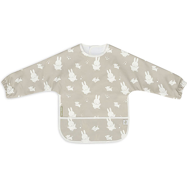 Hier vindt je de leuke slab met mouwen van Nijntje (Miffy) & Snuffy uit de collectie van Jollein. De slab heeft een olijfgroene achtergrond met daarop de afbeelding van Nijntje en vriendjes in de kleur crème. De slab is waterproof, heeft lange mouwen en een handige klittenbandsluiting in het nekje. Hierdoor is niet alleen geschikt om te gebruiken tijdens het eten maar tijdens het knutselen en verven.