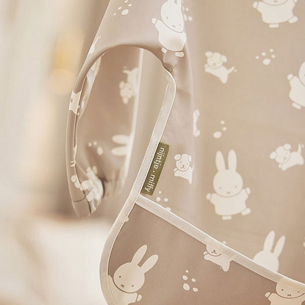 Hier vindt je de leuke slab met mouwen van Nijntje (Miffy) & Snuffy uit de collectie van Jollein. De slab heeft een olijfgroene achtergrond met daarop de afbeelding van Nijntje en vriendjes in de kleur crème. De slab is waterproof, heeft lange mouwen en een handige klittenbandsluiting in het nekje. Hierdoor is niet alleen geschikt om te gebruiken tijdens het eten maar tijdens het knutselen en verven.