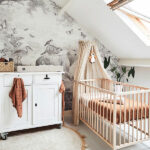 Hier vindt je de mooie beige sluier Nougat van Jollein. Een sluier maakt van het ledikant een knusse slaapplek. En je zult zien: zodra je de sluier hebt opgehangen is de babykamer af. Het geeft sfeer en geborgenheid. Met de bijpassende piekstok hang je een ledikantsluier heel eenvoudig op zonder dat je gaten hoeft te boren in het plafond of in de muur.