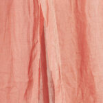 Hier vindt je de mooie roze sluier Rosewood van Jollein. Een sluier maakt van het ledikant een knusse slaapplek. En je zult zien: zodra je de sluier hebt opgehangen is de babykamer af. Het geeft sfeer en geborgenheid. Met de bijpassende piekstok hang je een ledikantsluier heel eenvoudig op zonder dat je gaten hoeft te boren in het plafond of in de muur.