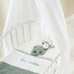 Hier vindt je de mooie witte sluier White van Jollein. Een sluier maakt van het ledikant een knusse slaapplek. En je zult zien: zodra je de sluier hebt opgehangen is de babykamer af. Het geeft sfeer en geborgenheid. Met de bijpassende piekstok hang je een ledikantsluier heel eenvoudig op zonder dat je gaten hoeft te boren in het plafond of in de muur.