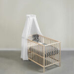 Hier vindt je de mooie witte sluier White van Jollein. Een sluier maakt van het ledikant een knusse slaapplek. En je zult zien: zodra je de sluier hebt opgehangen is de babykamer af. Het geeft sfeer en geborgenheid. Met de bijpassende piekstok hang je een ledikantsluier heel eenvoudig op zonder dat je gaten hoeft te boren in het plafond of in de muur.