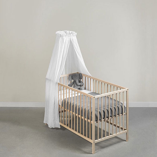 Hier vindt je de mooie witte sluier White van Jollein. Een sluier maakt van het ledikant een knusse slaapplek. En je zult zien: zodra je de sluier hebt opgehangen is de babykamer af. Het geeft sfeer en geborgenheid. Met de bijpassende piekstok hang je een ledikantsluier heel eenvoudig op zonder dat je gaten hoeft te boren in het plafond of in de muur.