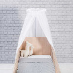 Hier vindt je de mooie witte sluier White van Jollein. Een sluier maakt van het ledikant een knusse slaapplek. En je zult zien: zodra je de sluier hebt opgehangen is de babykamer af. Het geeft sfeer en geborgenheid. Met de bijpassende piekstok hang je een ledikantsluier heel eenvoudig op zonder dat je gaten hoeft te boren in het plafond of in de muur.