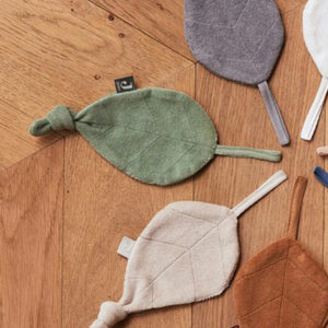 Dit lieve speendoekje Ash Green in de vorm van een blad is gemaakt van badstof en komt uit de Basics collectie van Jollein. Aan de punt van het blaadje zit een knoopje waar je baby lekker aan kan friemelen om in slaap te vallen. Het speendoekje is gemaakt in de kleur groen en is super handig om aan het speentje van jouw kleintje te hangen. Het speentje raakt minder snel kwijt en is meteen een knuffelvriendje wat geborgenheid geeft.