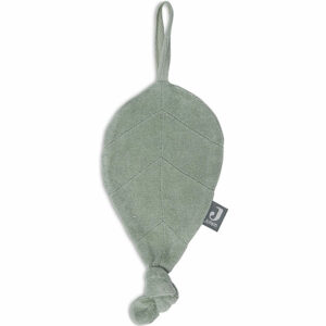 Dit lieve speendoekje Ash Green in de vorm van een blad is gemaakt van badstof en komt uit de Basics collectie van Jollein. Aan de punt van het blaadje zit een knoopje waar je baby lekker aan kan friemelen om in slaap te vallen. Het speendoekje is gemaakt in de kleur groen en is super handig om aan het speentje van jouw kleintje te hangen. Het speentje raakt minder snel kwijt en is meteen een knuffelvriendje wat geborgenheid geeft.