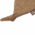 Dit lieve speendoekje Biscuit in de vorm van een blad is gemaakt van badstof en komt uit de Basics collectie van Jollein. Aan de punt van het blaadje zit een knoopje waar je baby lekker aan kan friemelen om in slaap te vallen. Het speendoekje is gemaakt in de kleur bruin en is super handig om aan het speentje van jouw kleintje te hangen. Het speentje raakt minder snel kwijt en is meteen een knuffelvriendje wat geborgenheid geeft.