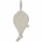 Dit lieve speendoekje in de vorm van een blad is gemaakt van badstof en komt uit de Basics collectie van Jollein. Aan de punt van het blaadje zit een knoopje waar je baby lekker aan kan friemelen om in slaap te vallen.
